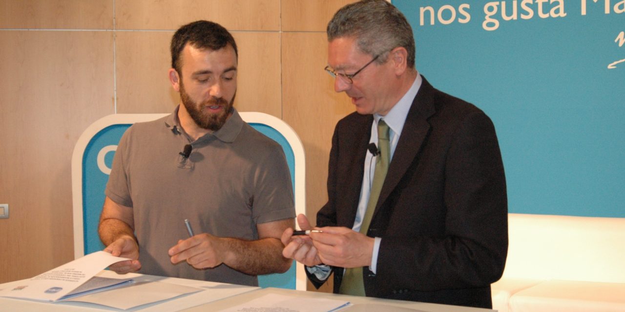 El candidato del PP a la alcaldía de Madrid firma un acuerdo de compromisos electorales con la FRAVM