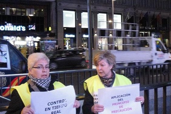 La FRAVM lleva la protesta contra la contaminación electromagnética a la puerta de Telefónica