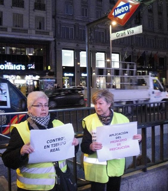 La FRAVM lleva la protesta contra la contaminación electromagnética a la puerta de Telefónica
