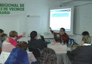 El proceso vecinal por unos presupuestos municipales participativos arranca con un concurrido taller formativo