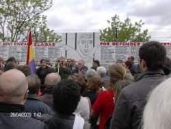 Instalan un gran memorial en recuerdo de las personas encarceladas en Carabanchel por defender la libertad