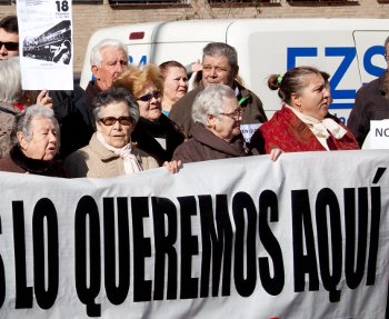 Un bus con personas mayores llega a la Consejería de Sanidad para pedir el mantenimiento del centro de especialidades de Fuencarral