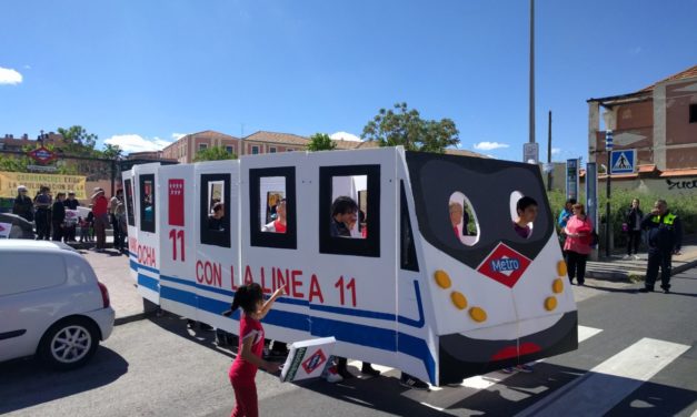 Los vecinos de Carabanchel Alto construyen su propio metro para pedir la prolongación de la línea 11
