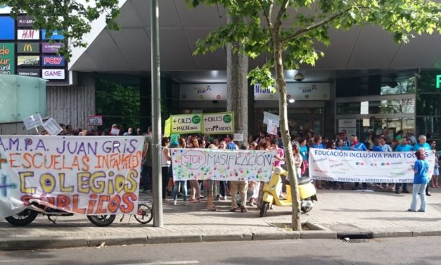 250 familias de Villa de Vallecas se movilizan en contra de la masificación de los colegios