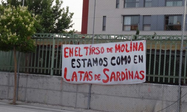 Las familias del colegio Tirso de Molina protestan por la masificación del centro