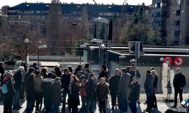 200 vecinos de Montecarmelo reclaman la apertura de la estación de tren Mirasierra-Paco de Lucía