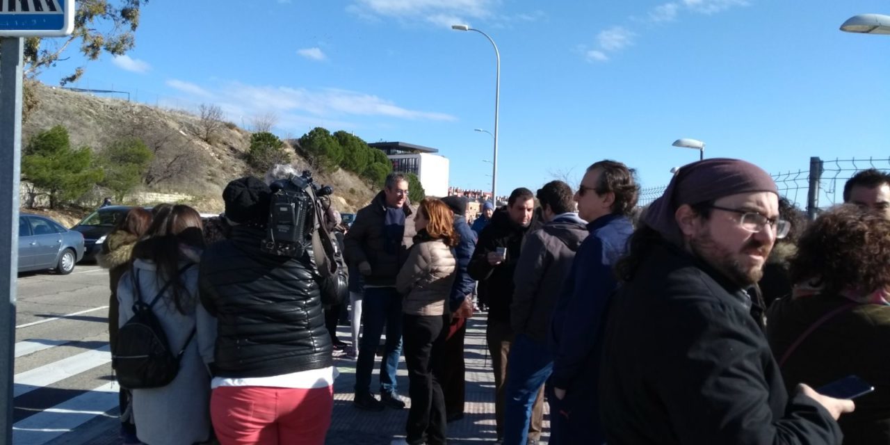 200 vecinos de Montecarmelo reclaman la apertura de la estación de tren Mirasierra-Paco de Lucía