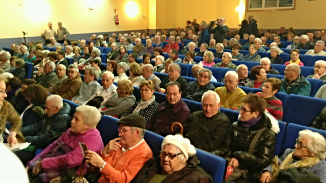 Masiva participación en un acto sobre las pensiones en el barrio de Zarzaquemada (Leganés)