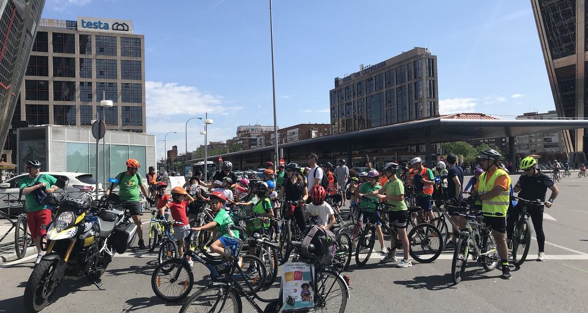 Cuatro columnas ciclistas reclaman equipamientos educativos públicos de calidad