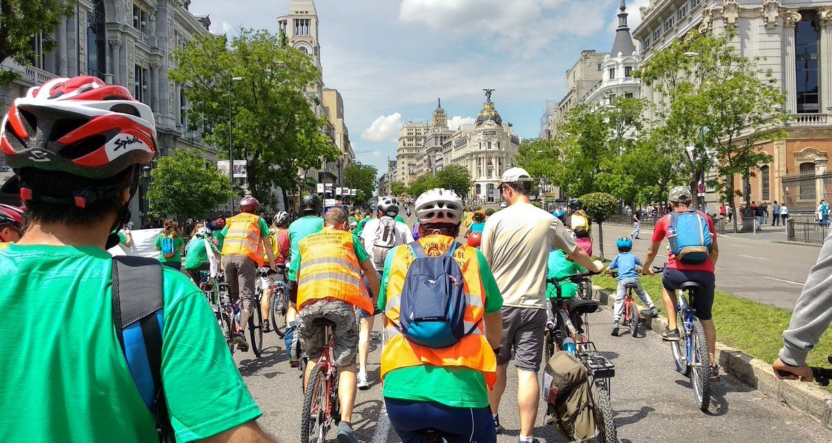 Cuatro columnas ciclistas reclaman equipamientos educativos públicos de calidad