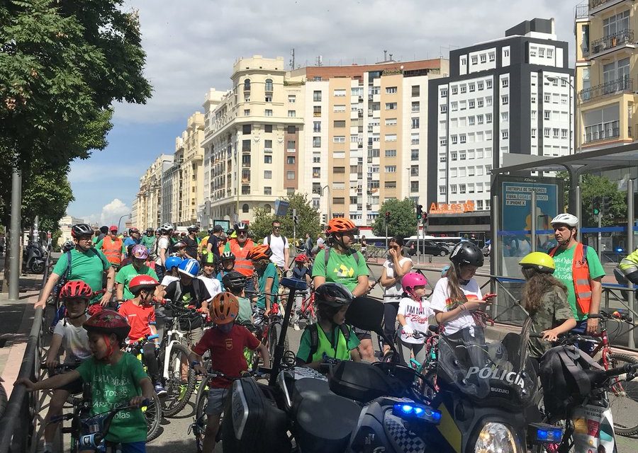 Cuatro columnas ciclistas reclaman equipamientos educativos públicos de calidad