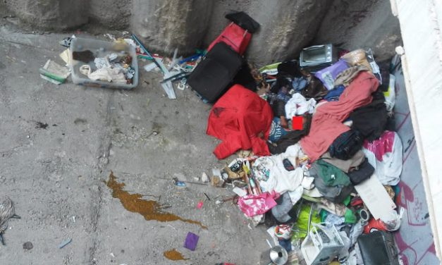 Una persona sin hogar lleva semanas durmiendo entre bolsas de basura en el barrio de Tetuán