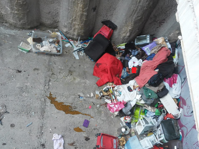 Una persona sin hogar lleva semanas durmiendo entre bolsas de basura en el barrio de Tetuán