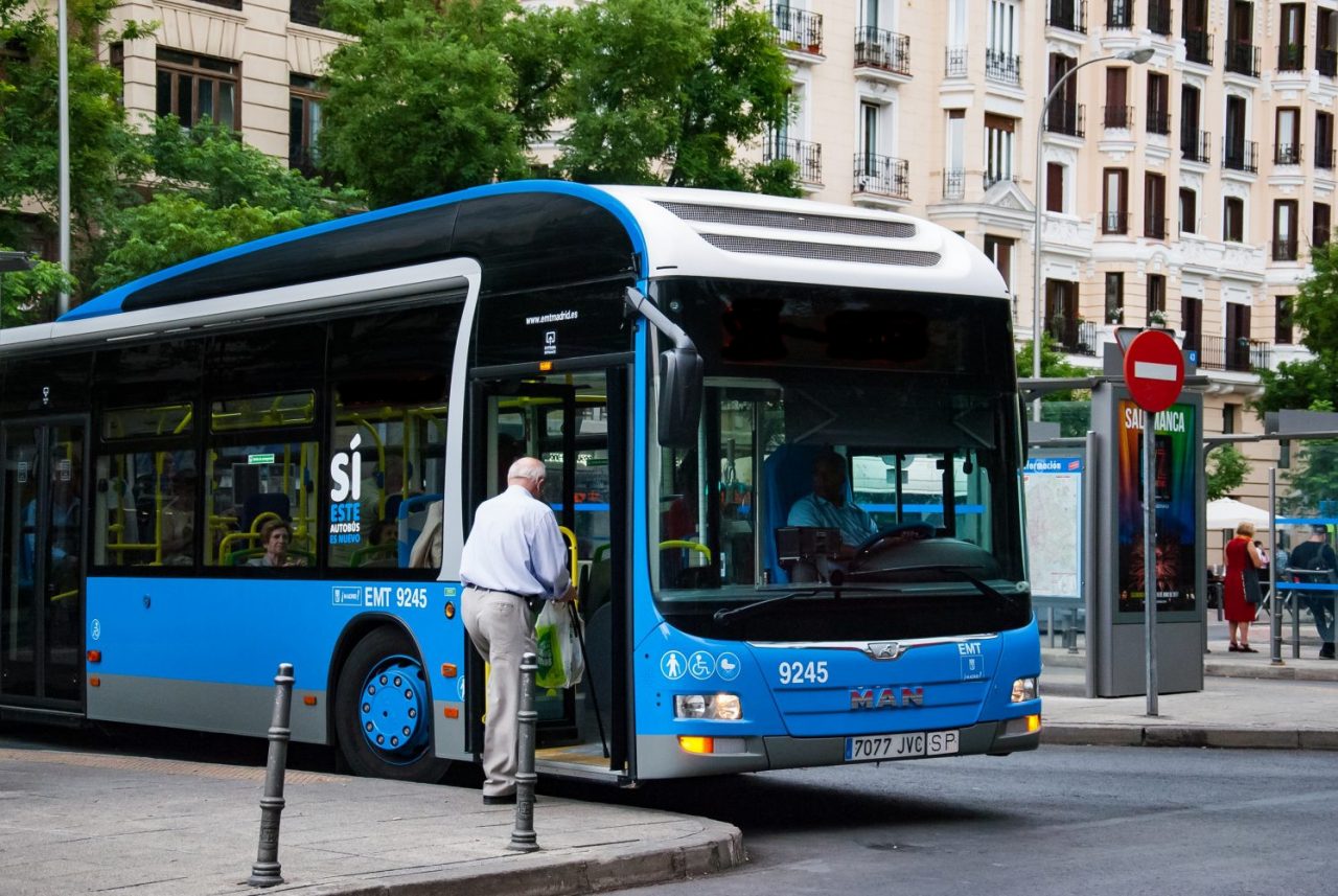 Una línea de autobús que sirva para conectar los centros de mayores y de salud de Usera