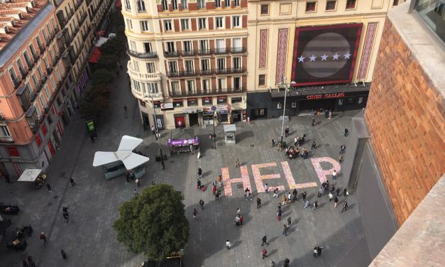 Más de cien kilos de anuncios de prostitución para formar un “help” gigante contra la trata