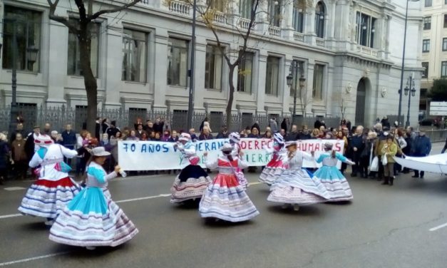 “Por los derechos humanos, los inmigrantes delante”: la Marea Blanca lleva su protesta al Ministerio de Sanidad