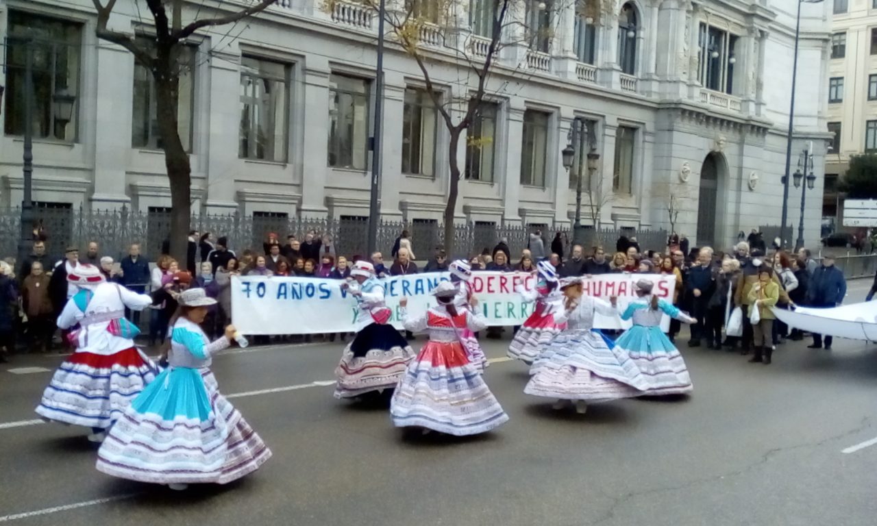“Por los derechos humanos, los inmigrantes delante”: la Marea Blanca lleva su protesta al Ministerio de Sanidad