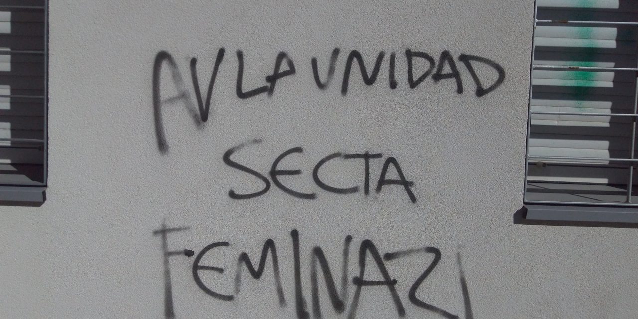 Aparece una nueva pintada contra el feminismo en la sede de La Unidad de Villaverde Este