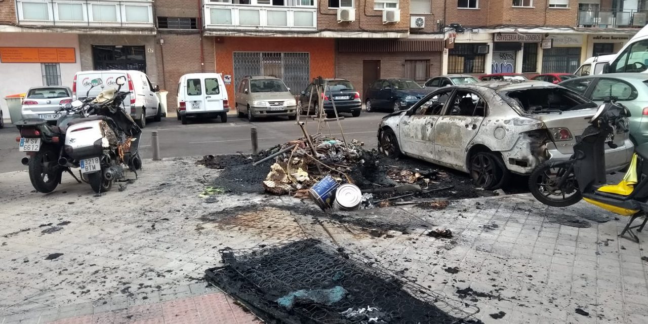 ¡Ciudad Lineal se quema! La vecindad, harta de los pirómanos, pide más vigilancia
