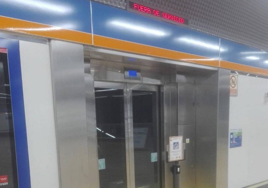 Concentración vecinal para reclamar la reapertura de los ascensores de la estación de Metro Hospital del Henares