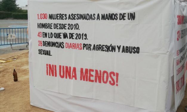 Miembros de la AV de Vicálvaro podrían ser multados por no retirar pancartas contra la violencia machista y los desahucios