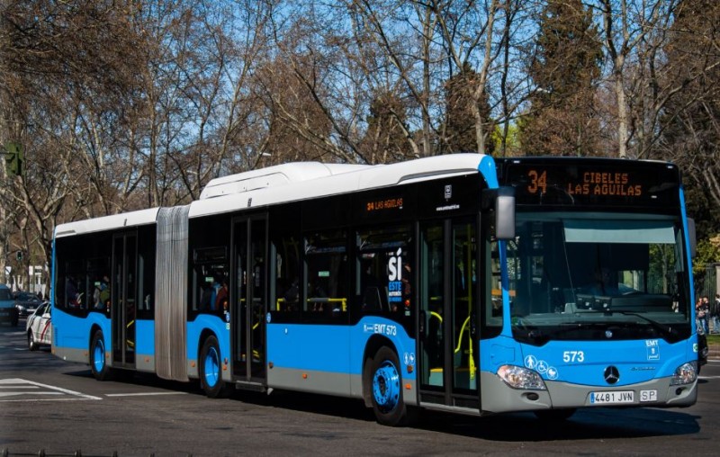 La Comunidad de Madrid ofrece solo un autobús de refuerzo para compensar las aglomeraciones en la línea 34
