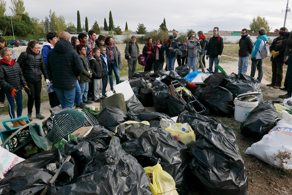 La vecindad recoge en solo una hora dos camiones de basura de la zona del cementerio de Majadahonda