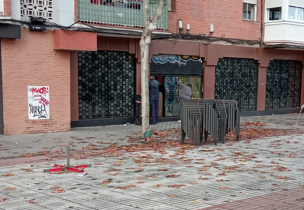 Movilización vecinal para impedir la apertura de un local de apuestas a 25 metros del colegio público Parque Aluche