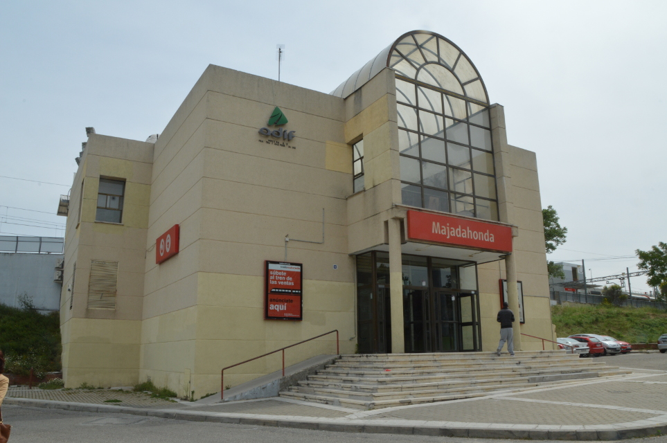 Hartas del abandono de la estación de tren de Majadahonda