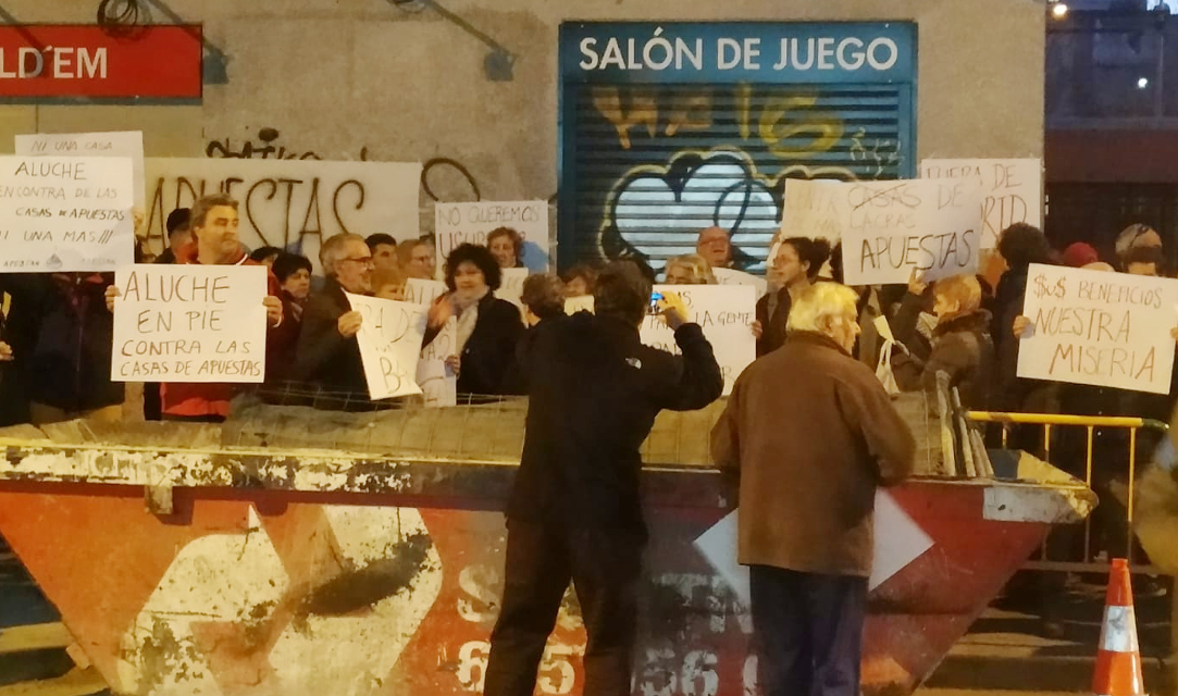 Las asociaciones vecinales de Latina se unen para protestar contra la proliferación de los locales de apuestas