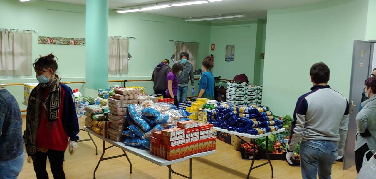 Las redes vecinales de solidaridad de la capital alimentan a más de 5.800 familias y más de 20.000 personas