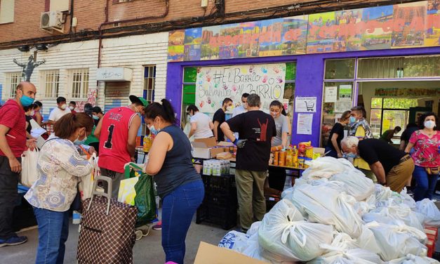 La Asociación de Vecinos de Aluche invita al alcalde al reparto de comida de los sábados para que conozca la situación de las familias