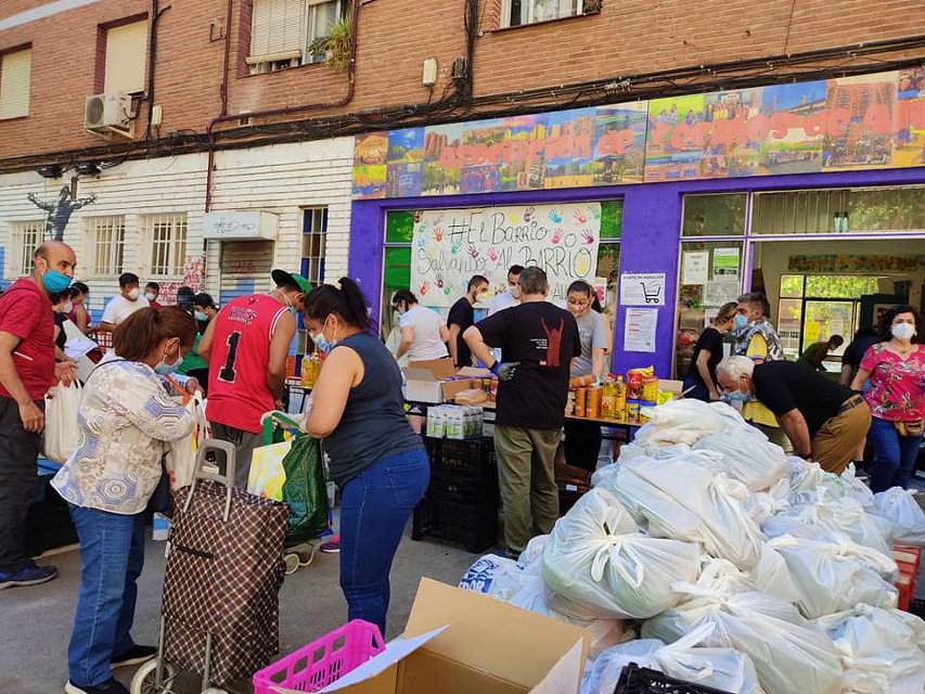 La Asociación de Vecinos de Aluche invita al alcalde al reparto de comida de los sábados para que conozca la situación de las familias