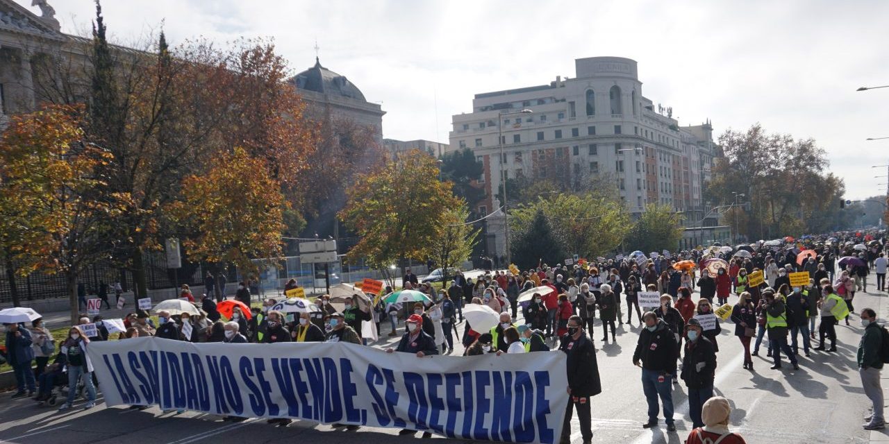 Una contundente Marea Blanca rechaza en el centro de Madrid la gestión sanitaria del Gobierno de Ayuso