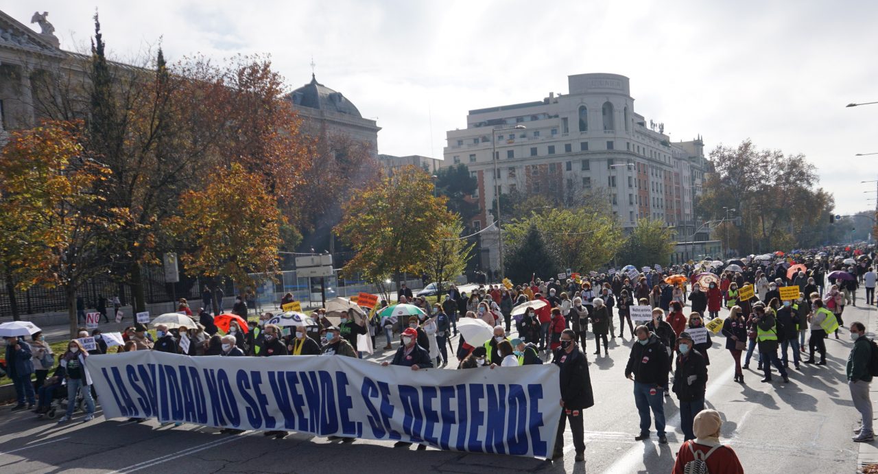 Una contundente Marea Blanca rechaza en el centro de Madrid la gestión sanitaria del Gobierno de Ayuso