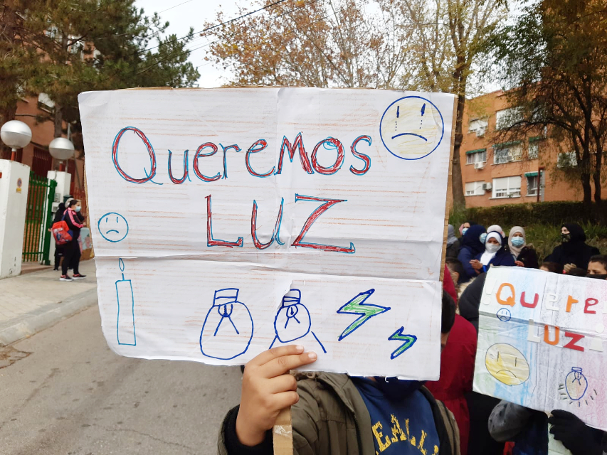 La vecindad de la Cañada Real vuelve a manifestarse ante la Consejería de Vivienda para exigir el restablecimiento del suministro eléctrico