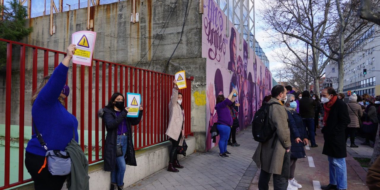 #ElMuralSeQueda : contundente movilización vecinal en Ciudad Lineal para frenar la destrucción de un mural feminista