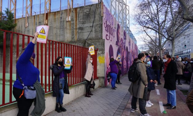 #ElMuralSeQueda : contundente movilización vecinal en Ciudad Lineal para frenar la destrucción de un mural feminista