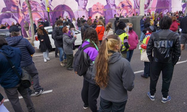 #ElMuralSeQueda : contundente movilización vecinal en Ciudad Lineal para frenar la destrucción de un mural feminista