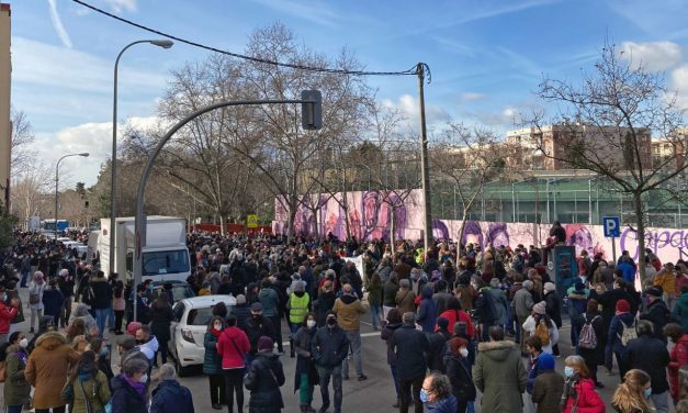 #ElMuralSeQueda : contundente movilización vecinal en Ciudad Lineal para frenar la destrucción de un mural feminista