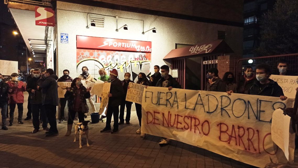 La vecindad se concentra por quinta vez contra la apertura de un local de apuestas en la calle Ocaña 63