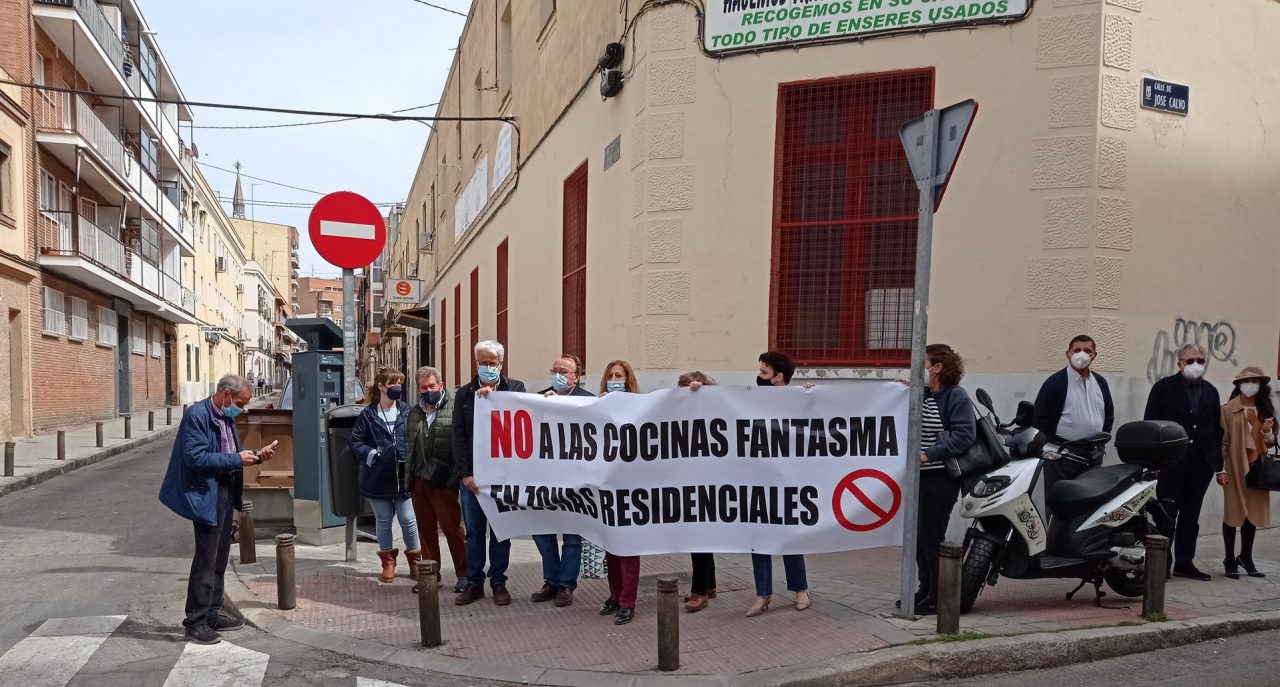 Concentración vecinal ante el Ayuntamiento de Madrid para protestar contra las cocinas fantasma