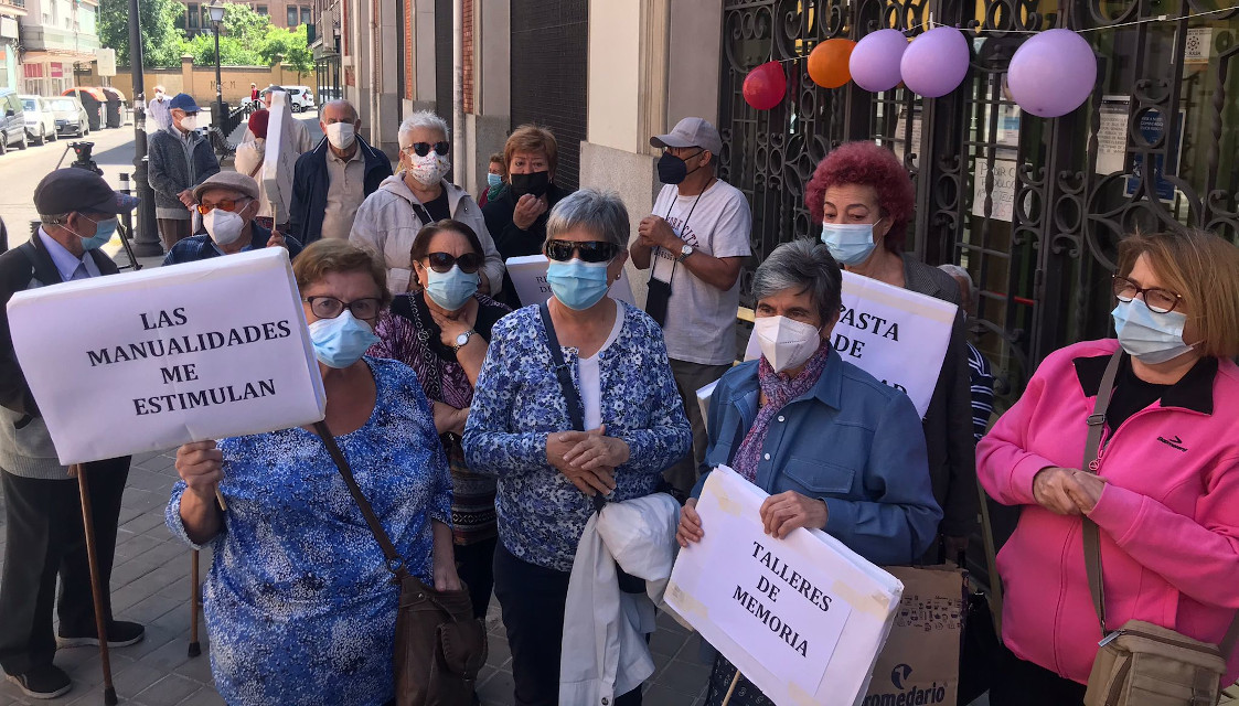 Protestas para pedir la reapertura de los centros de mayores de Carabanchel