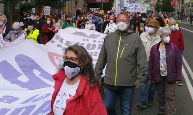 Miles de personas claman en el centro de Madrid contra el deterioro de la Atención Primaria (galería)