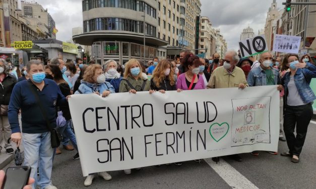 Miles de personas claman en el centro de Madrid contra el deterioro de la Atención Primaria (galería)