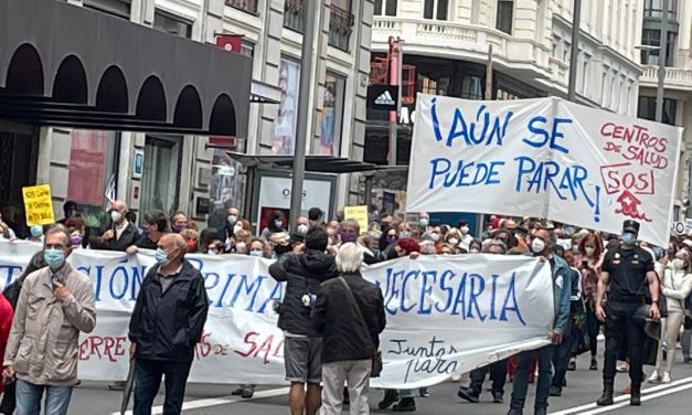 Miles de personas claman en el centro de Madrid contra el deterioro de la Atención Primaria (galería)