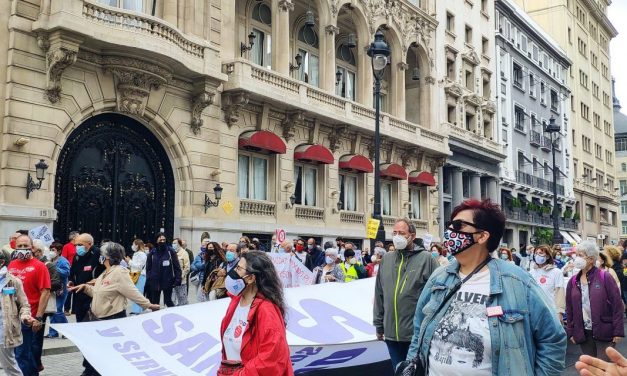 Miles de personas claman en el centro de Madrid contra el deterioro de la Atención Primaria (galería)