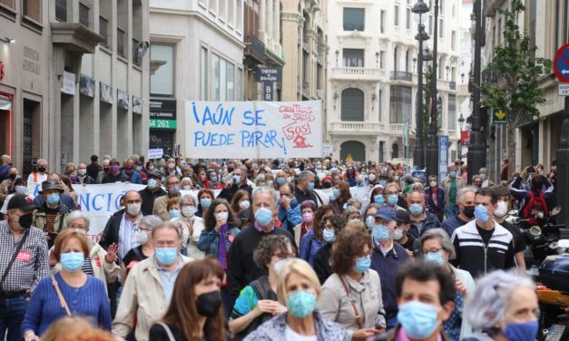 Miles de personas claman en el centro de Madrid contra el deterioro de la Atención Primaria (galería)