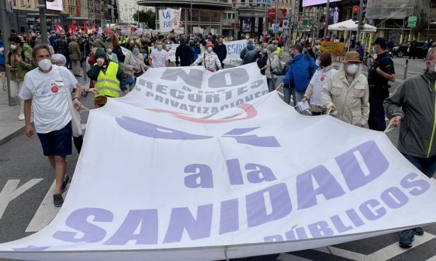 Miles de personas claman en el centro de Madrid contra el deterioro de la Atención Primaria (galería)