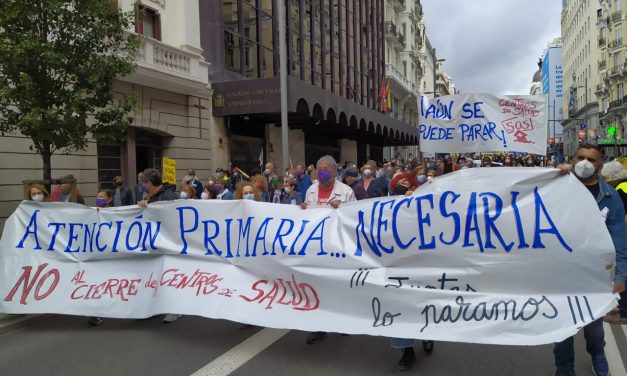 Miles de personas claman en el centro de Madrid contra el deterioro de la Atención Primaria (galería)